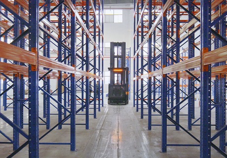 Узкие проходы шириной всего 1,75 м: вилочный погрузчик Zowell Man-Up VNA обеспечивает двойной прорыв в увеличении вместимости и повышении эффективности комплектации заказов на складе ингредиентов для ароматизаторов.