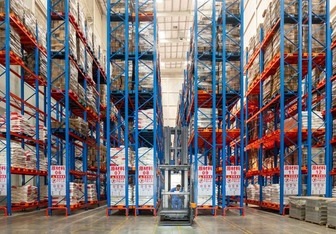 Вертикальные вилочные погрузчики Man-Up VNA позволяют разместить высокоплотное хранилище на площади 13 м² для ведущего производителя приправ.